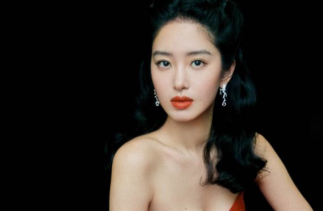 168cm刘亦菲接班人杨采钰红礼服藏「八字波」 浑圆曲线辣翻（图／摘自微博@杨采钰Ora）