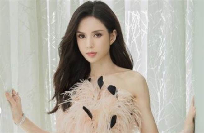 「小龙女」李若彤羽毛遮胸超骨感 54岁冻龄样貌惊人（图／IG@carmanlee0816）