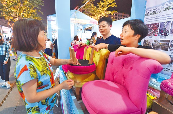 7月27日，浙江杭州舉辦出口產品轉內銷活動，市民在現場選購外貿企業展示的家具產品。（中新社）