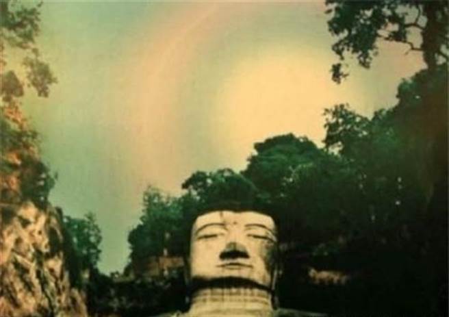 乐山大佛头顶偶尔也会出现日晕光环，或依着山势在周边出现霞光，有时会被民眾解释为祥瑞之兆。（图／网路）