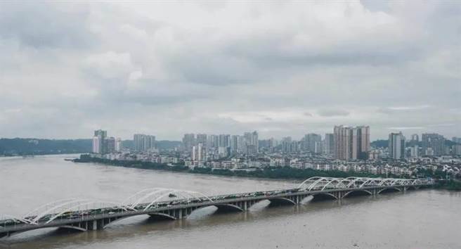 四川省乐山市位于岷江、青衣江、大渡河交匯处，洪峰来势汹汹，河水已接近桥面，防洪压力不小。（图／封面新闻）