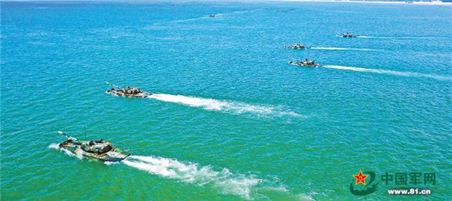 解放军东部战区陆军两栖装甲分队8月9日进行海上编波等课目训练的画面。（中国军网）