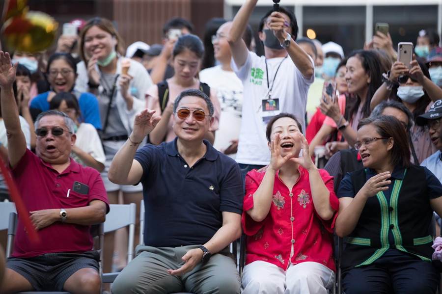 秀林鄉長王玫瑰（右起）縣長徐榛蔚、台泥董事長張安平現場吶喊。（花蓮縣府提供／王志偉花蓮傳真）