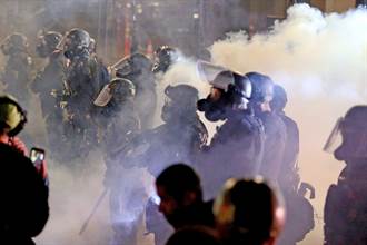 波特蘭騷亂持續 警方依法將抗議者趕出聯邦大樓