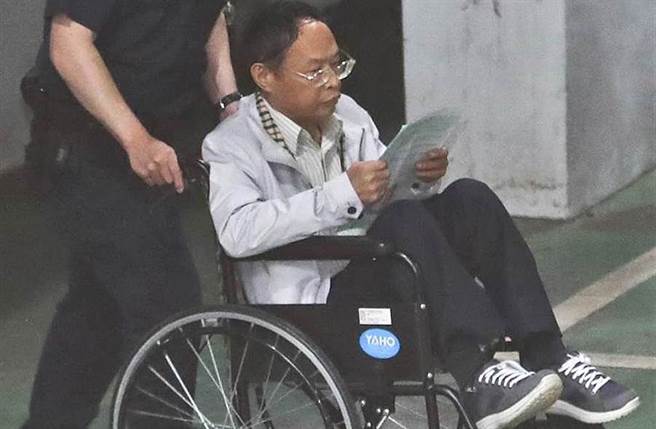 中華中正黨榮譽主席「少龍」徐浩城（右），被控詐財又性侵女信徒。12日徐被北檢求刑起訴。（中時資料照 劉宗龍攝）