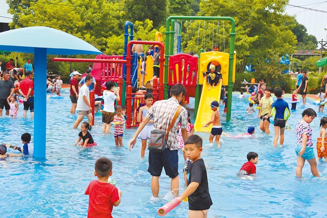 嘉義縣竹崎親水公園15日開幕，園區內的兒童戲水區相當熱門。（張亦惠攝）
