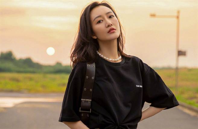 170cm《琅琊榜》女星公路大秀辣长腿 一招穿出9头身（图／摘自微博@王鸥）