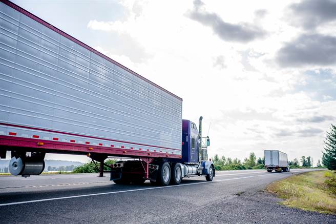 网友在高速公路上看到装有精密仪器的货柜车(示意图/达志影像)
