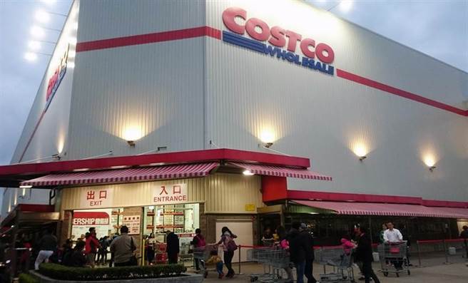 美式大賣場好市多Costco深受國人喜愛，一到假日總是大排長龍。（本報資料照）