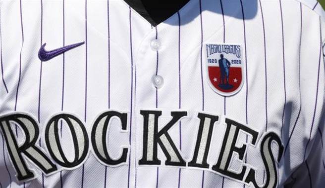 黑人大联盟诞生100周年，各球队在球衣绣上特制纪念徽章。（美联社）