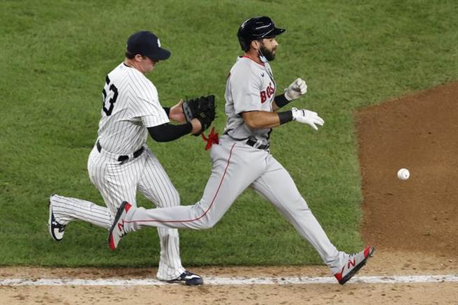 洋基救援投手布瑞騰(左)觸殺紅襪帕拉薩失敗，球從手套掉出。（美聯社）