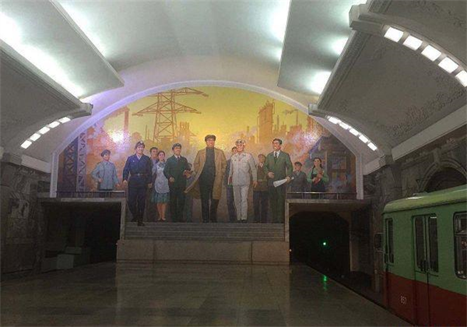 北韩平壤地铁站是全球挖得最深的地铁站，深达200米。站内装饰模仿莫斯科地铁，但建造的最主要功臣是北京。图为平壤地点站内的前领导人金日成大型壁画。（图／网路）