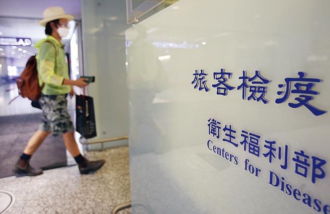 美国食品暨药物管理局15日紧急授权耶鲁大学用唾液筛检新冠病毒的测试方法，每次约需支付新台币295元至588元，且结果数小时内就会出炉。图为1名旅客在入境前走过发烧筛检站。（本报资料照片）