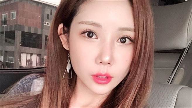 女星郑河娜(정하나)吊带泳装「低胸又挖空」 前倾掉出饱满半球（图／IG@hanatheonly1）