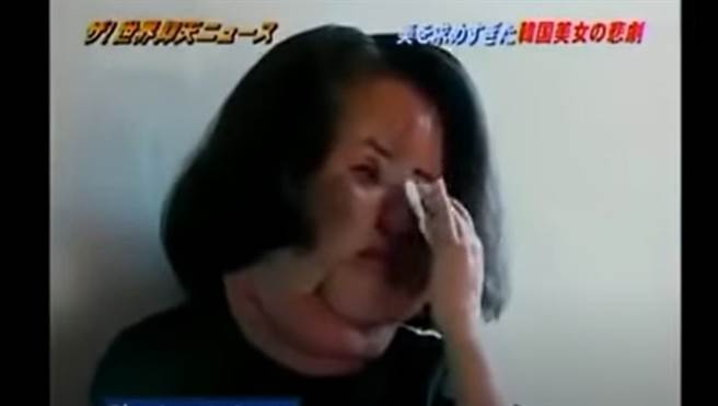 韩景慧受访时留下悔恨泪水。(取自日网)