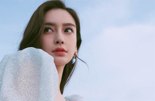 Angelababy中空裙秀蚂蚁腰 一转身整片美背镂空（图／摘自微博@杨颖工作室）