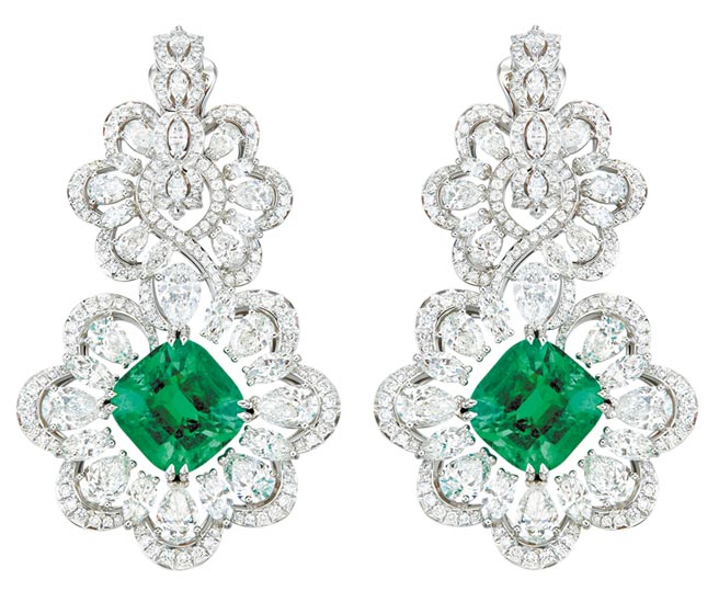 蕭邦2億珠寶登台，最貴的一件作品為祖母綠耳環，採用公平採礦18K白金，主石為枕形切割7.27克拉與6.14克拉祖母綠，3073萬元。（CHOPARD提供）