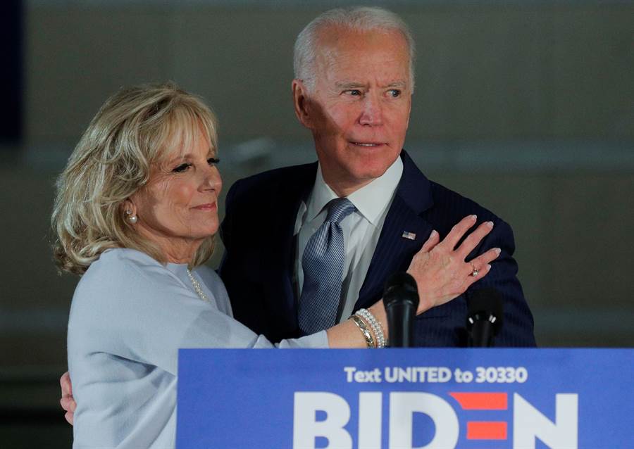 民主党总统候选人拜登3月11日在宾州费城发表完初选谈话后，妻子吉儿趋前拥抱的画面。 （路透）