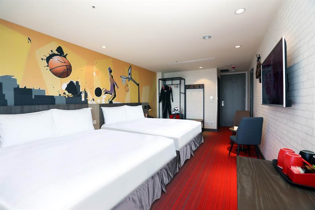 極限客房(2大床)，旅店設計風格以賽車及運動風呈現。
