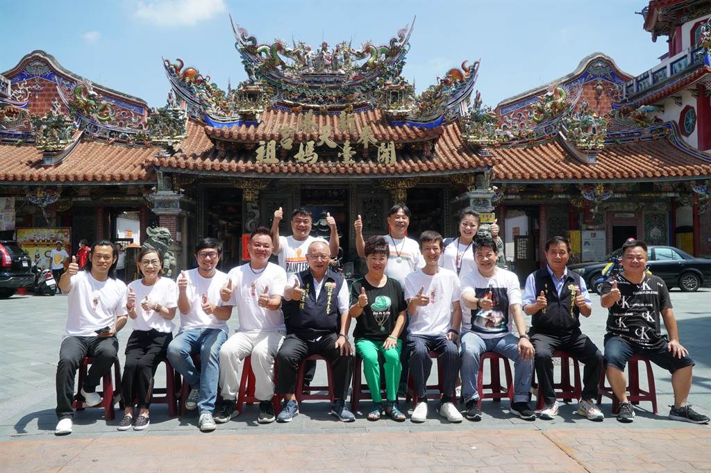 《粽邪2》劇組和演員在嘉義新港奉天宮受到熱烈歡迎。（華影提供）