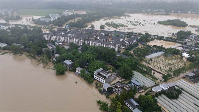 4条大河沱江、涪江、岷江、嘉陵江同时发生罕见洪水，若匯入长江，加上其后金沙江与重庆的洪水，可能形成高达每秒10万米的洪水流量。图为四川成都的洪水。（图／中新社）