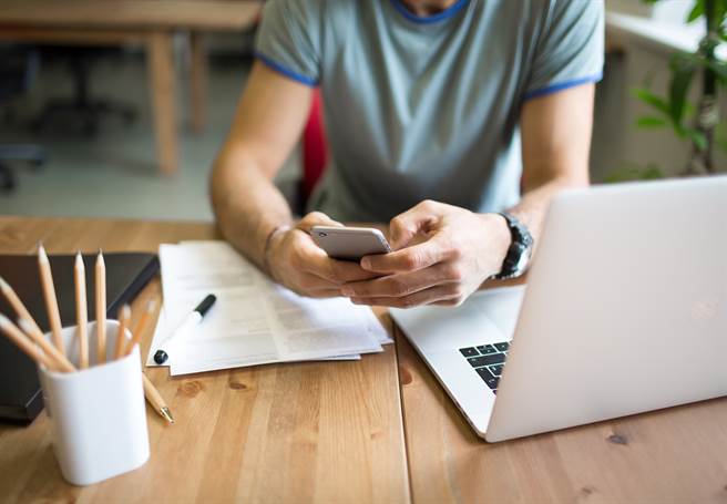 人夫滑手机惊见老婆偷吃小王亲密片，崩溃女儿不是自己亲生的。(示意图／达志影像)