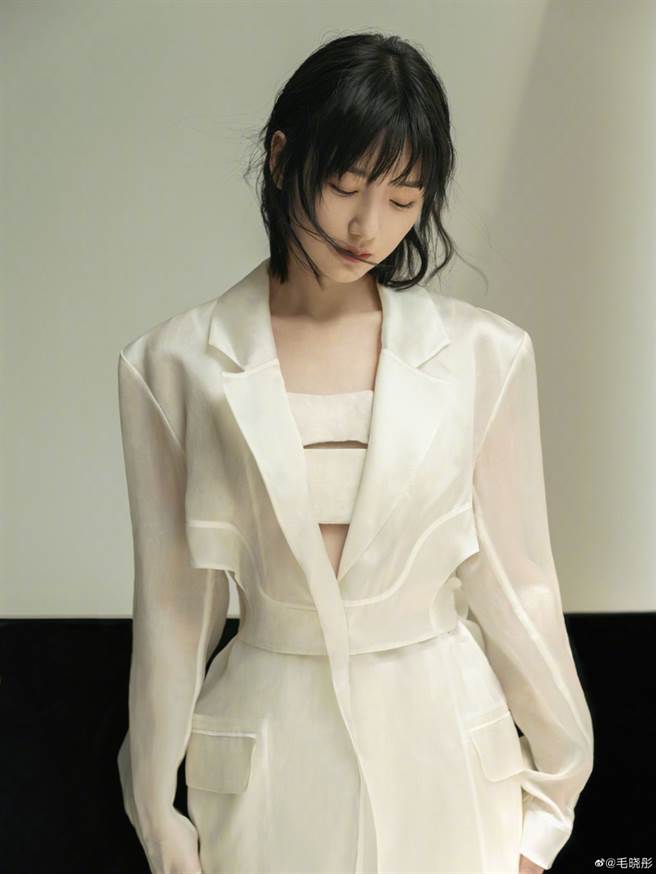 《三十而已》「钟晓芹」西装内中空酥胸 弧形收腰乍现窈窕身姿（图／摘自微博@毛晓彤）
