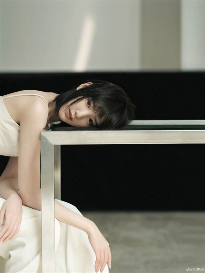 《三十而已》「钟晓芹」西装内中空酥胸 弧形收腰乍现窈窕身姿（图／摘自微博@毛晓彤）