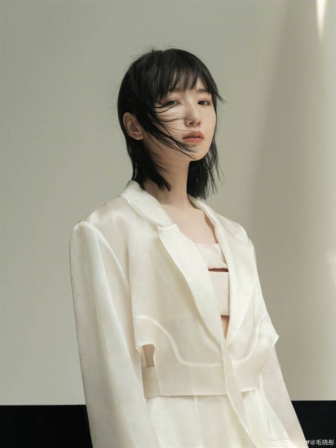 《三十而已》「钟晓芹」西装内中空酥胸 弧形收腰乍现窈窕身姿（图／摘自微博@毛晓彤）