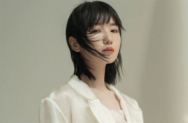 《三十而已》「钟晓芹」西装内中空酥胸 弧形收腰乍现窈窕身姿（图／摘自微博@毛晓彤）