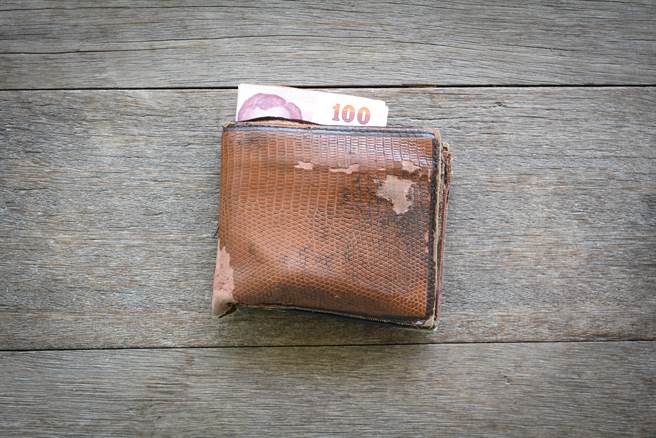 施工惊见墙内藏旧钱包 网细想吓坏：「快报警」(示意图／达志影像)