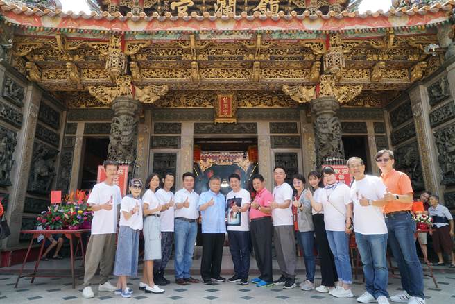 《粽邪2》剧组和演员参拜大甲镇澜宫。（华影提供）