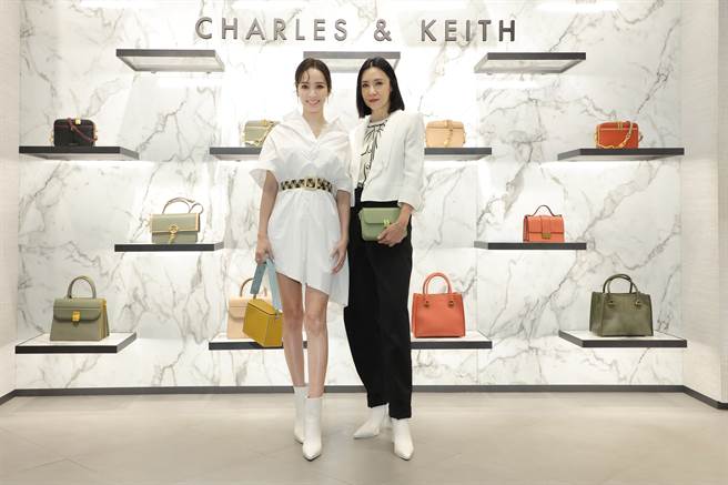 侯佩岑與CHARLES & KEITH品牌總經理Sophie Huang，身穿輕盈白色洋裝露出筆直纖細的鉛筆腿。（圖／品牌提供）