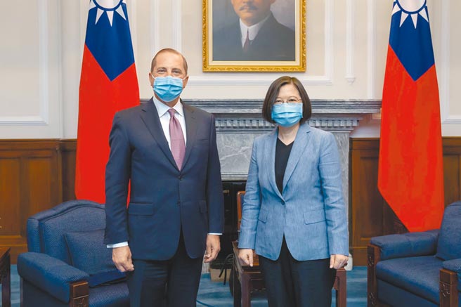 去年8月，總統蔡英文接見美國衛生部長阿札爾（左）。（圖／總統府提供）