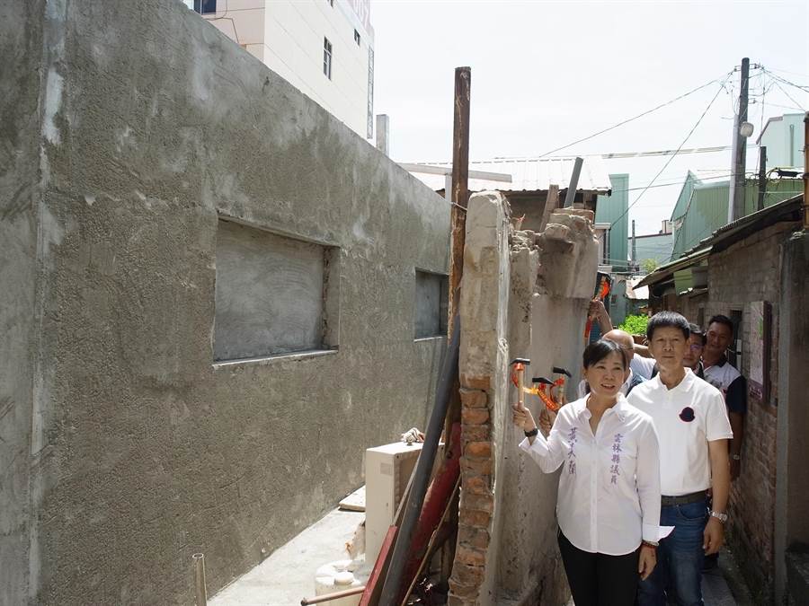 雲林縣北港鎮鎮安宮拆倉庫讓廟地，拓寬小巷傳為美談。（張朝欣攝）