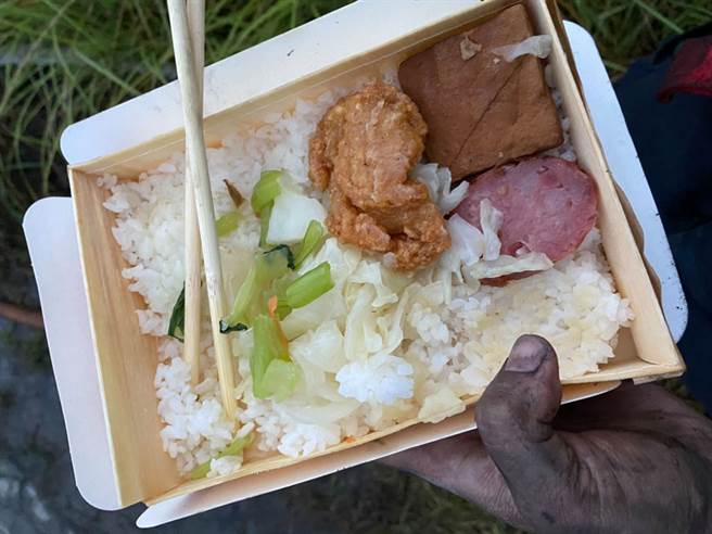 「捧着便当的黑手」 揭消防员一餐多珍贵（图／翻摄新北消防发尔麵脸书）