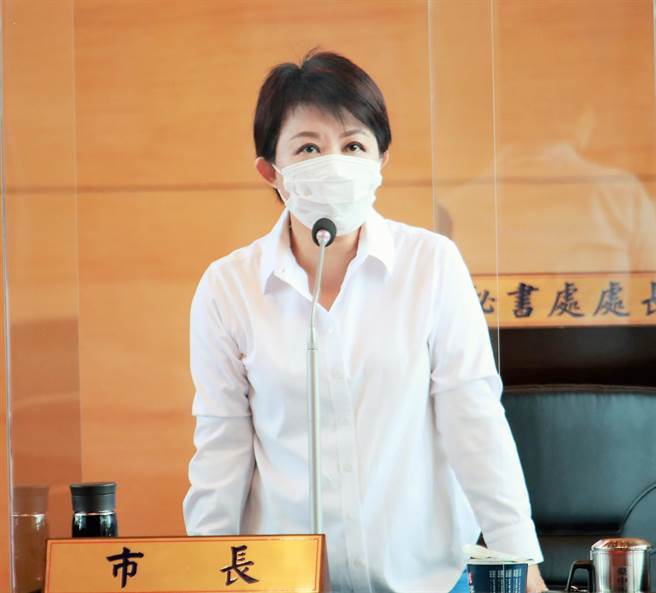 行政院長蘇貞昌7月初宣布將補助全台國中小學，兩年內達到「班班有冷氣」，台中市長盧秀燕表示肯定，說要給蘇按讚。（陳世宗攝）