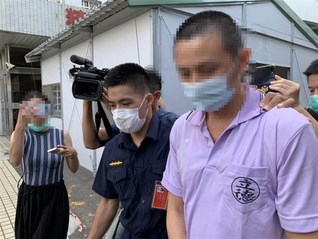 弒母梁男送至医疗机构后，又因犯有伤害等案件遭桃园地检署拘役，进院不到一小时梁男便遭桃园地检署载回。（中时资料照 姜霏摄）