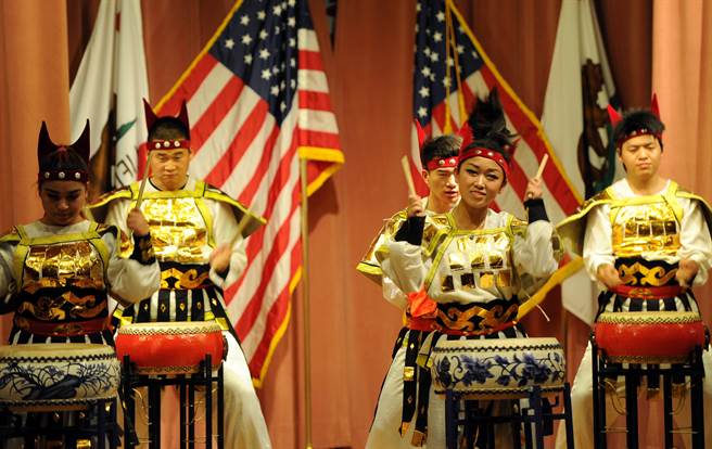 上海艺术团为华人华侨演出鼓乐《秦王破阵乐》。（中新社）
