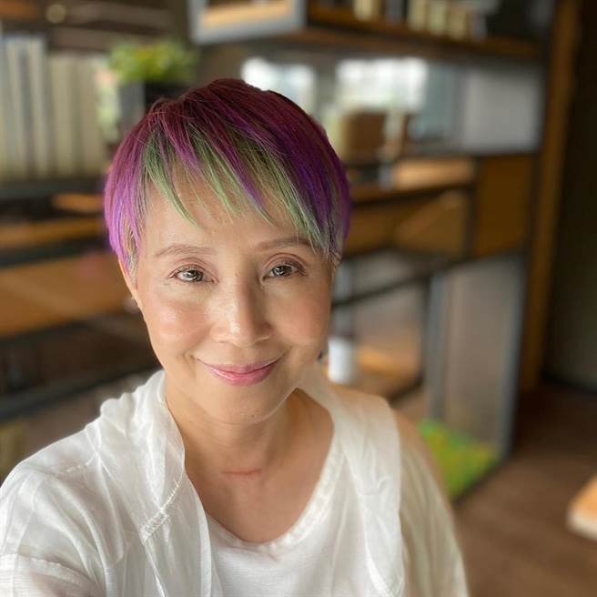 李明依的髮色原本是鮮豔紫綠色，為了拍戲已經染深。（摘自臉書）