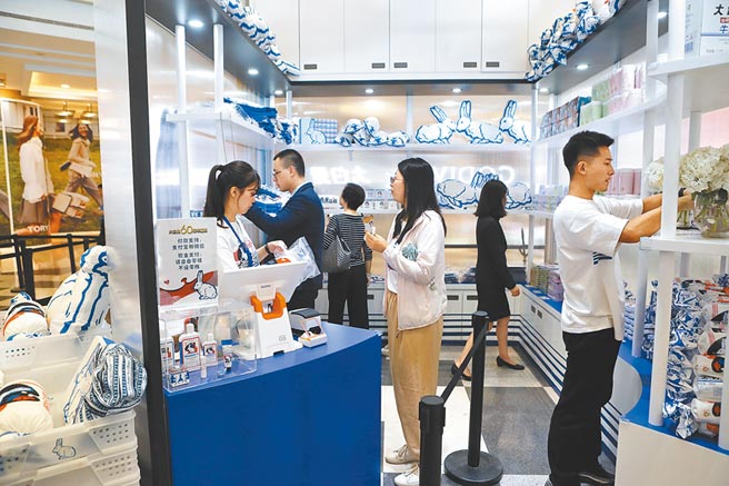 2019年9月3日，民眾在上海店內選購大白兔奶糖系列衍生產品。（中新社）