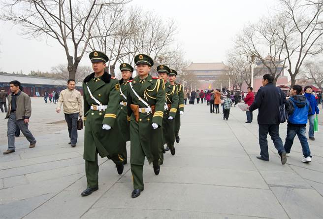 陆哨兵站岗为何2人仅配1把枪 24年前血的教训太惨痛（示意图／达志影像）