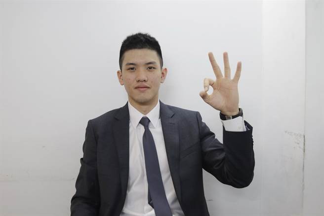 林庭謙開心比出「3」的手勢，慶祝自己以第3順位被天津選上。(啟程國際運動行銷提供)