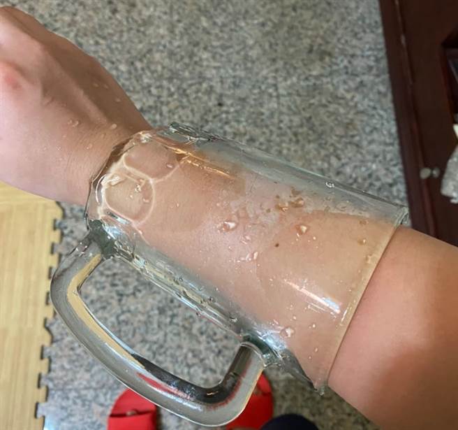 妹子玻璃杯洗破底 手臂「穿杯而过」 网惊：练武奇才（图／张佩蓉授权提供，未经允许请勿擅自取用，以免侵权）