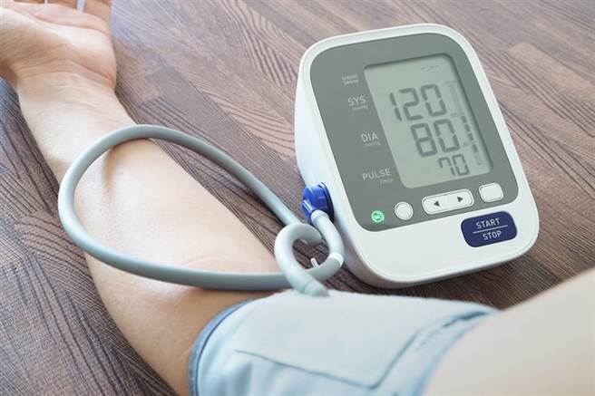 高血壓患者平常要養成經常量血壓的習慣，因為每日測量的數值，比去醫院單次測量的血壓要有意義。 (達志影像/shutterstock)
