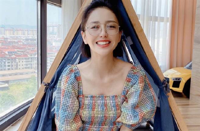 佟丽娅中空装大裸美背 辣妈破尺度引热议（图／摘自微博@佟丽娅）