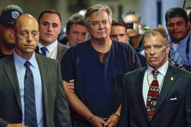 曾任川普2016年的竞选主席纳福特（Paul Manafort）因为银行诈欺、未缴纳乌克兰政治谘询收入数百万美元税款、抵押贷款诈欺及说谎，遭判刑7年半。（美联社）