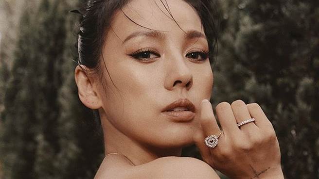 李孝利西外里「只穿内衣」中门大开泄Y型深沟（图／IG@voguekorea）