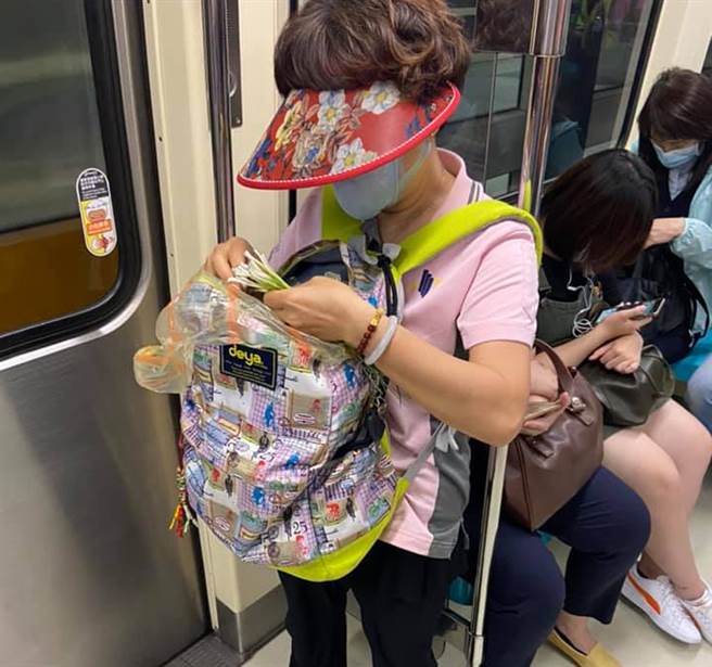 主妇飙手速「捷运上拣韭菜」 网封时间管理大师（图／网友Sophie Li授权提供，未经允许请勿擅自取用，以免侵权）