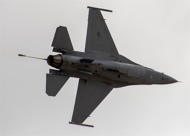 美國雖然承諾軍售台灣66架F-16V戰機（見圖）等武器，但解決不了台灣部隊嚴重缺人，還有後勤系統難以發揮功能的大問題。（達志影像/Shutterstock）